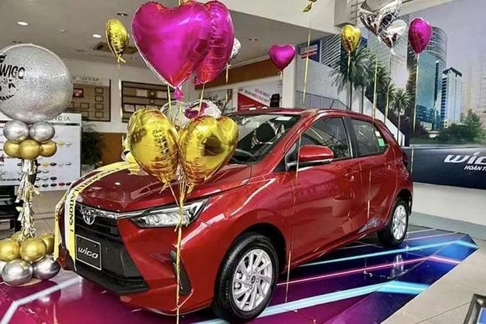 9. Toyota Wigo: 52 xe Mẫu xe cuối cùng trong top 10 ôtô bán kém nhất Việt Nam trong tháng 9/2026 là Toyota Wigo. Mẫu xe này bán ra 52 xe, giảm 31,5%. Dù có giá rẻ, chỉ từ 405 triệu đồng, Wigo lại sở hữu doanh số thấp hơn nhiều so với người anh em Land Cruiser (132 xe) và Land Cruiser FJ (151 xe). Doanh số cộng dồn trong 9 tháng đầu năm 2026 của Toyota Wigo cũng khá khiêm tốn, chỉ đạt 473 xe.