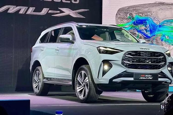 2. Isuzu mu-X: 4 xe ﻿Vị trí thứ 2 trong top 10 ôtô ế nhất Việt Nam trong tháng 9/2026 tiếp tục thuộc về Isuzu mu-X. Mẫu xe này bán ra 4 chiếc, giảm 33,3%. Doanh số tích lũy trong 9 tháng đầu năm 2026 của Isuzu mu-X đạt 398 xe. suzu mu-X kén khách ở Việt Nam do điểm yếu về thiết kế và thương hiệu. Ngoài ra, giá bán của mẫu SUV hạng trung này cũng chưa thực sự hấp dẫn, dao động từ 928 triệu đến 1,269 tỷ đồng.