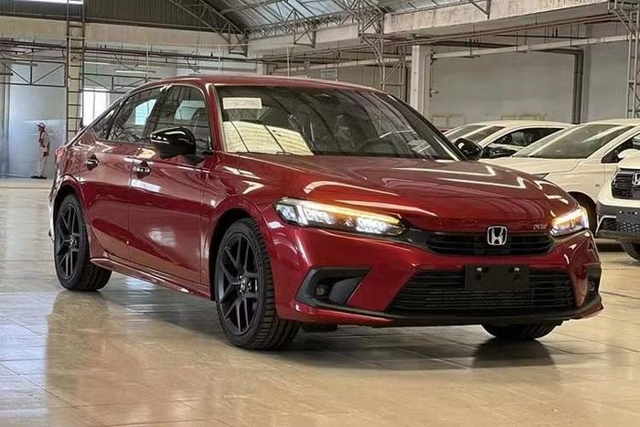 6. Honda Civic: 32 xe ﻿Tháng 9/2026 tiếp tục là tháng không thành công của Honda Civic khi doanh số chỉ dừng ở mức 32 xe, giảm 3%. Từ đầu năm đến nay, khách hàng Việt đã mua tổng cộng 505 chiếc Civic. Tương tự Hyundai Elantra, Civic cũng bị giảm sức hút do người Việt thay đổi thị hiếu, không còn ưa chuộng sedan. Bên cạnh đó, mẫu xe này còn sở hữu giá bán cao nhất phân khúc, dao động từ 789-999 triệu đồng.