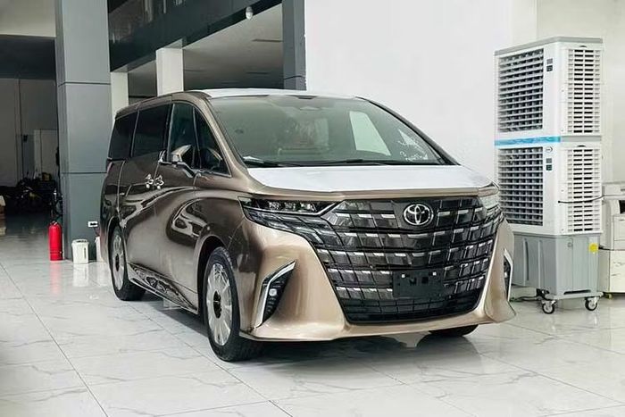 5. Toyota Alphard: 31 xe ﻿Trong tháng 9/2026, Toyota Alphard bán ra 31 xe. So với tháng liền trước, mẫu MPV cỡ lớn này tăng trưởng đến 82,3%. Kết quả cộng dồn trong 9 tháng đầu năm nay của Toyota Alphard lên 261 xe. Toyota Alphard sở hữu giá bán không nằm trong tầm với của số đông người Việt, dao động từ 4,37-4,415 tỷ đồng. Do đó, việc mẫu xe này bán được hơn 30 chiếc một tháng vẫn là khá ấn tượng.