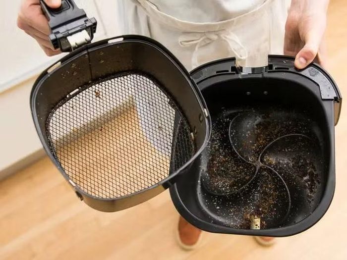 Nồi chiên không dầu tích tụ dầu mỡ và vụn thức ăn có thể phát thải nhiều hạt siêu mịn hơn khi tiếp tục sử dụng.