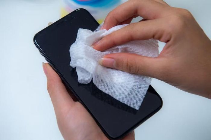 Dùng khăn mềm vệ sinh màn hình và kiểm tra bụi bẩn trước khi gập giúp hạn chế nguy cơ hư hỏng thiết bị. (Ảnh: tinhte)