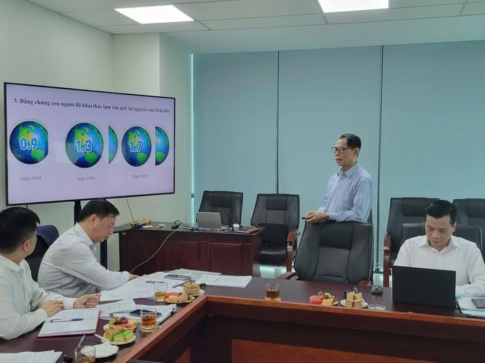TS. Trần Văn Miều, Phó Chủ tịch Hội Bảo vệ Thiên nhiên và Môi trường Việt Nam trình bày tham luận tại hội thảo