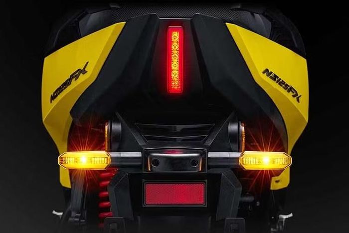 Honda NS125FX phân phối tại Trung Quốc với ba biến thể: phanh đĩa tiêu chuẩn, phanh đĩa kèm thùng chứa đồ phía sau và phiên bản nâng cấp có ABS. Hệ thống phanh sử dụng đĩa cho cả bánh trước và bánh sau.