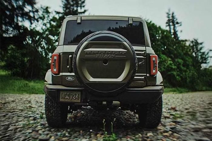 Khối động cơ 3.0L EcoBoost V6 tăng áp kép trên Ford Bronco 2027 nay được trang bị dưới dạng tùy chọn trên các bản Outer Banks, Badlands, Heritage và trở thành trang bị tiêu chuẩn trên bản Filson.