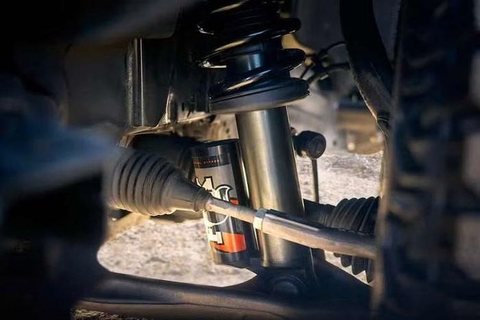 Với công suất 380 mã lực và mô-men xoắn cực đại 596,5Nm, động cơ 3.0L EcoBoost mang lại khả năng vận hành vượt trội chon Ford Bronco 2027 trên cả đường trường lẫn địa hình phức tạp.