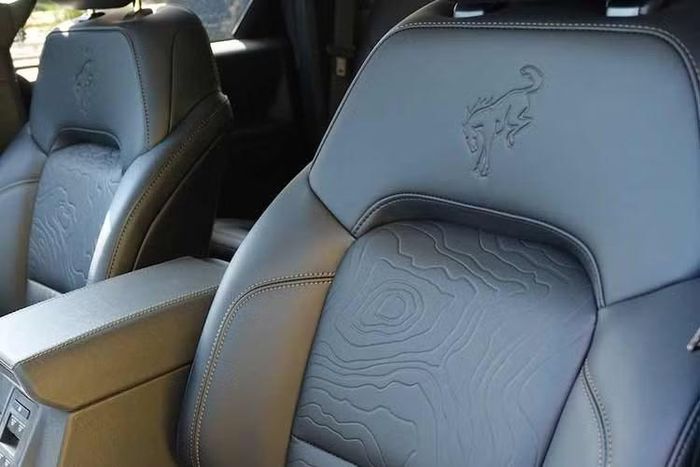 Trong khi đó, bản Badlands bổ sung tùy chọn ghế Marine Grade Vinyl (MGV) cải tiến với thiết kế riêng biệt, bao gồm cả tính năng chỉnh điện lần đầu tiên xuất hiện. Chất liệu MGV mới giữ nguyên ưu điểm dễ vệ sinh, chống chịu thời tiết tốt nhưng nâng cao đáng kể sự thoải mái cho người ngồi.