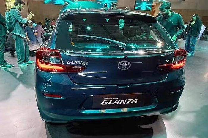 Dưới nắp capo, Toyota thực hiện sự thay đổi lớn về hệ động lực. Động cơ xăng hút khí tự nhiên K12 4 xi-lanh dung tích 1.2L cũ đã được thay thế bằng động cơ 3 xi-lanh dung tích 1.2L mới. Khối động cơ này thực chất là mã Z12E của Maruti Suzuki, trang bị kim phun đôi trên mỗi xi-lanh, mang lại trọng lượng nhẹ hơn và tối ưu hóa khả năng tiết kiệm nhiên liệu.