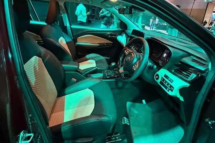 Toyota đã nâng cấp sự tiện nghi với hàng ghế trước tích hợp tính năng thông gió, điều khiển qua phím bấm ở bệ trung tâm. Ngoài ra, xe còn sở hữu sạc điện thoại không dây tích hợp công nghệ làm mát chủ động nhằm hạn chế tình trạng quá nhiệt cho thiết bị trong quá trình sạc. Cụm đồng hồ hiển thị tiếp tục duy trì dạng kết hợp cơ và kỹ thuật số.