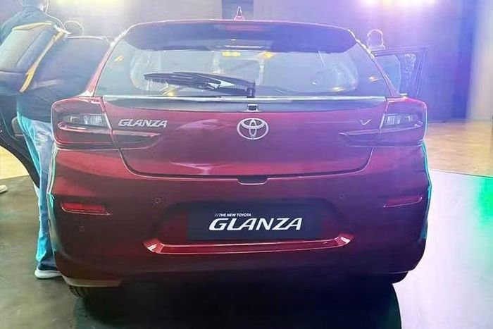 Logo Toyota được dời vị trí từ lưới tản nhiệt lên mép trước của nắp capo. Đèn sương mù phía trước chuyển sang dạng hình chữ nhật thon gọn. Xe còn được bổ sung thêm ốp hông. Thân xe tiếp tục sử dụng bộ mâm hợp kim 16 inch tương tự bản tiền nhiệm.