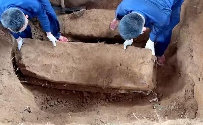 Hai hài cốt liệt sĩ được mai táng bên trong vỏ bom bi.
