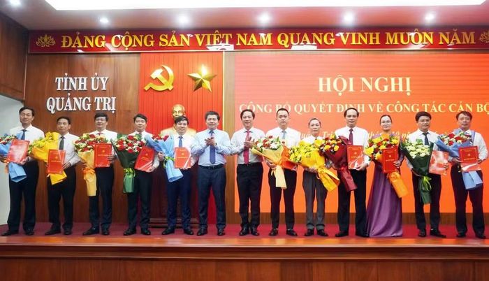 Lãnh đạo tỉnh Quảng Trị trao quyết định và tặng hoa chúc mừng các cán bộ được điều động.