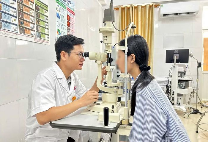 Bác sĩ thăm khám lại cho bệnh nhân sau phẫu thuật - Ảnh BVCC