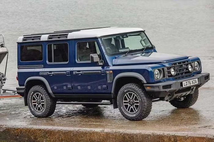 Xe trang bị gói Dark Exterior Pack với lưới tản nhiệt sơn đen, tấm bảo vệ gầm màu tối và baga nóc màu đen mờ hoàn toàn mới. Bộ mâm hợp kim 17 inch phay 2 tông màu, kính mờ riêng tư, đai ốc khóa bánh, đi kèm cầu thang phía sau trên bản Station Wagon hoặc thùng xe trên bản bán tải Quartermaster là những trang bị tiêu chuẩn.