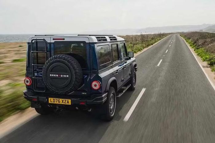 Theo đại diện Ineos Automotive, Helmsman kết hợp những đường nét được ưa chuộng từ các bản giới hạn trước đó cùng tông màu đại dương hoàn toàn mới, hướng tới đối tượng người dùng đam mê thể thao dưới nước hoặc hoạt động hàng hải nhờ khả năng kéo moóc và chở dụng cụ vượt trội.