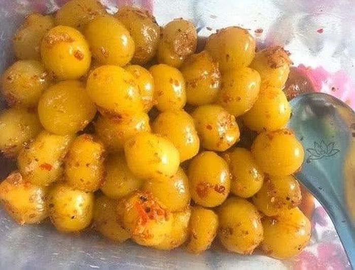 Chôm chôm dây thường được dầm cùng muối, ớt và một chút đường để tạo thành món ăn vặt hấp dẫn. (Ảnh: Sưu tầm)