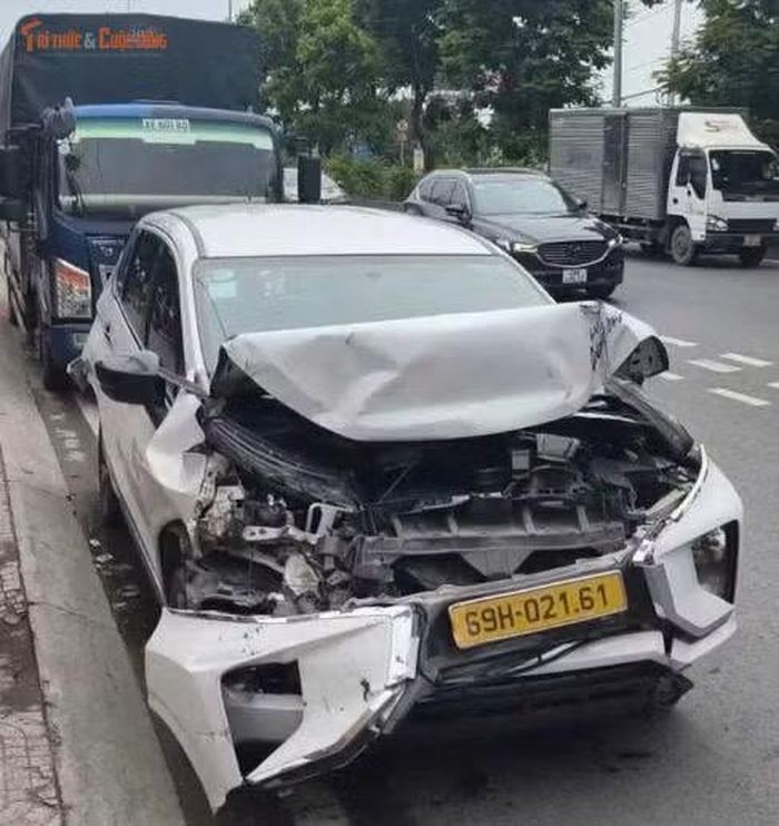 Các phương tiện liên quan hư hỏng nặng tại hiện trường.