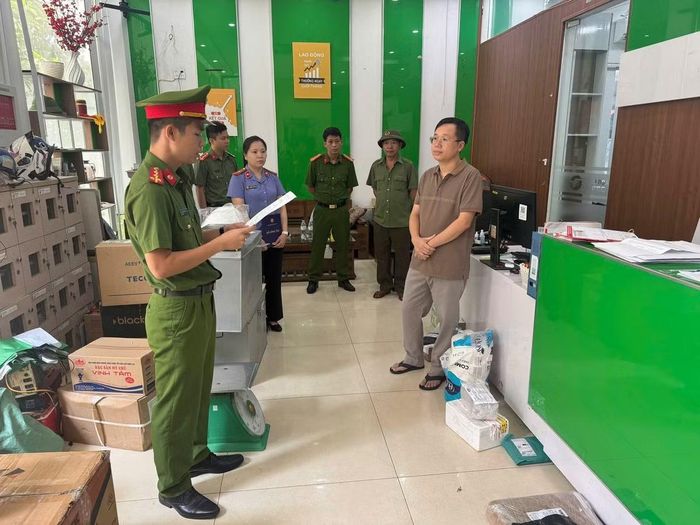 Lực lượng chức năng thi hành lệnh khám xét tại Công ty Cổ phần Tập đoàn FEC.