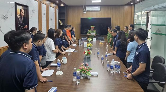 Lực lượng chức năng thi hành lệnh khám xét tại Công ty TNHH Công nghệ Môi trường Đất Việt.