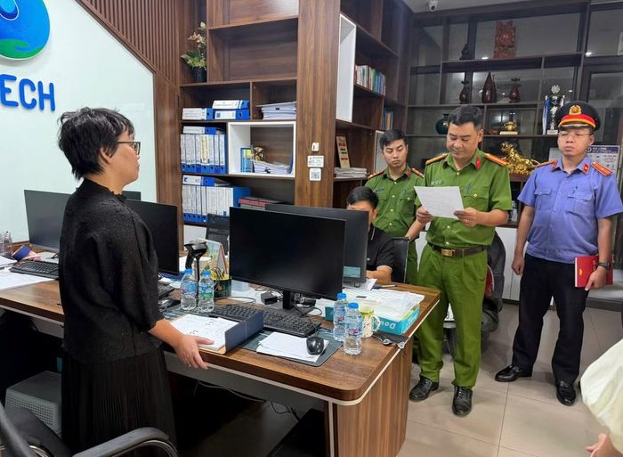 Lực lượng chức năng thi hành lệnh khám xét tại Công ty TNHH Dịch vụ Tư vấn Công nghệ Môi trường ETECH.