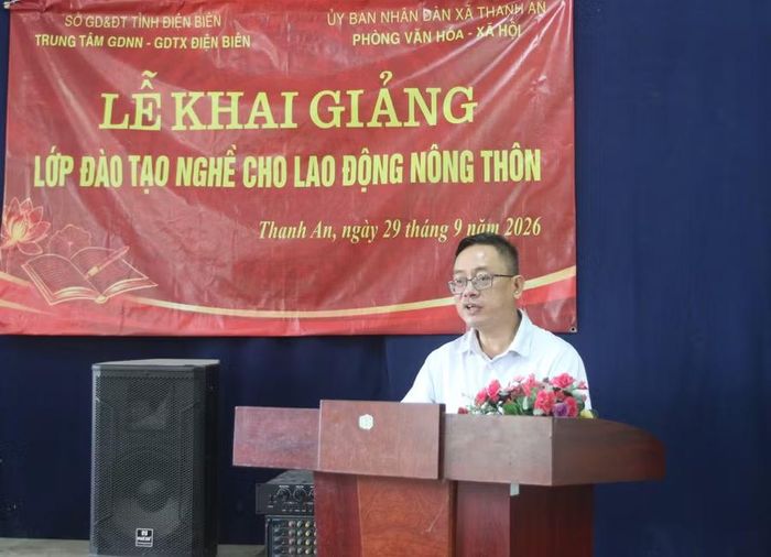 Ông Trần Ninh Nam, Tổ trưởng Tổ Giáo dục nghề nghiệp, Trung tâm GDNN - GDTX Điện Biên phát biểu khai giảng lớp đào tạo nghề.