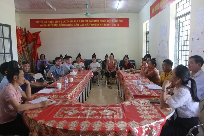 Các giảng viên, học viên tham dự khai giảng lớp đào tạo nghề cho lao động nông thôn tại bản Bông, xã Thanh An.