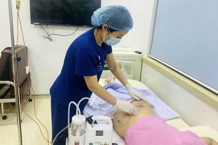 Bệnh nhân 14 tuổi bị biến chứng gây mờ mắt sau khi tiêm filler được điều trị tại Bệnh viện Hữu nghị Việt - Đức – (Ảnh: BVCC)