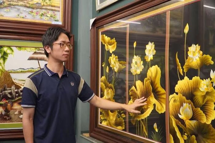 Tốt nghiệp ngành Công nghệ thông tin, anh Minh Đức vừa học hỏi nghề thêu vừa áp dụng những kiến thức đã được học để hỗ trợ công việc của gia đình