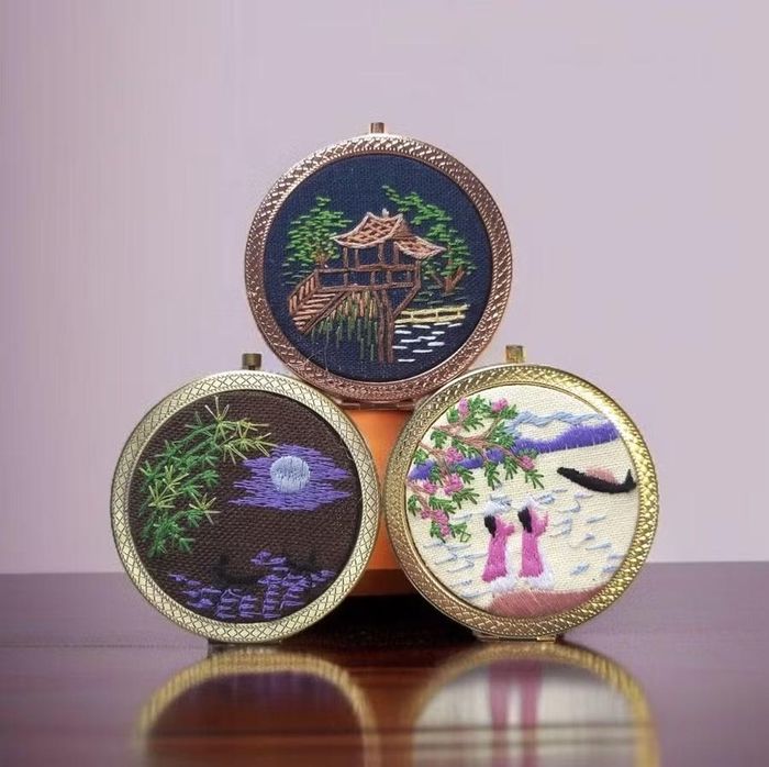 Mẫu mã sản phẩm được đa dạng hóa để phù hợp hơn với nhu cầu của thị trường nhưng vẫn giữ nét đặc trưng của nghề thêu truyền thống. Ảnh: NVCC.