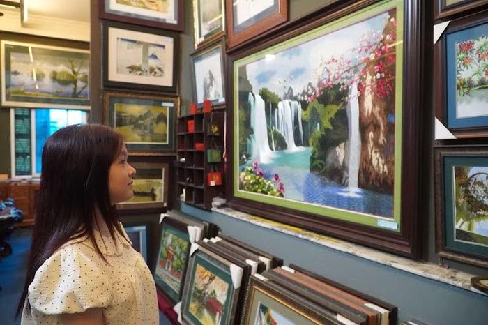 Đỗ Sen - bạn trẻ yêu thích nghề thủ công truyền thống tìm hiểu về xưởng thêu Xuân Nguyên.