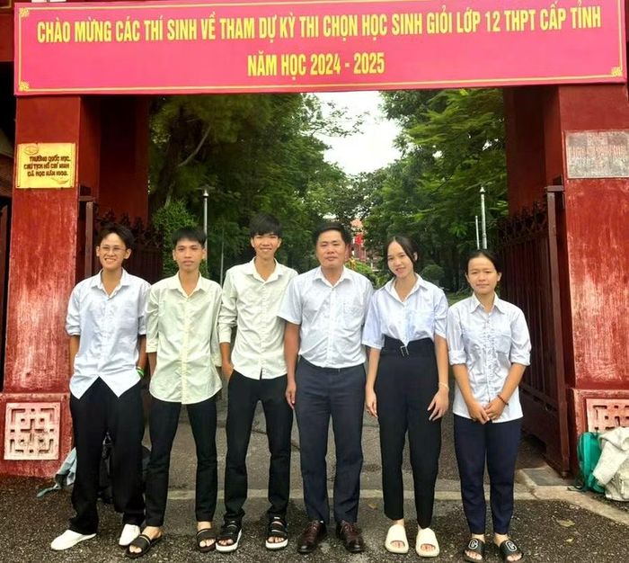 Ông Nguyễn Đình Long, Giám đốc Trung tâm GDNN-GDTX khu vực 2 TP Huế (thứ 3 từ phải qua) đưa các học sinh dự thi học sinh giỏi lớp 12.