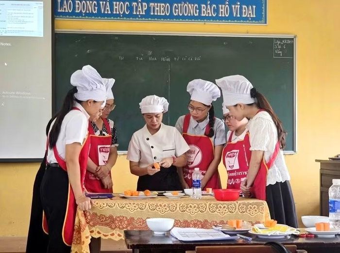 Lớp kỹ thuật chế biến món ăn của Trung tâm đào tạo ngắn hạn nhằm đào tạo nghề cho học viên.