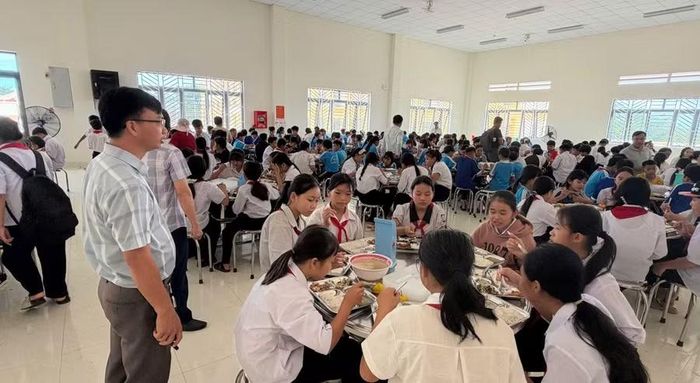 Bữa ăn của học sinh tại Trường PTNT Tiểu học & THCS Ia R’vê. (Ảnh: T.H)