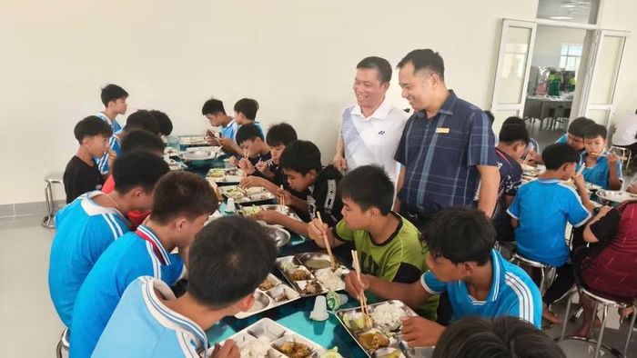 Thầy cô có mặt trong mỗi bữa ăn, chăm lo và hướng dẫn học sinh thực hiện nền nếp sinh hoạt tại trường.(Ảnh: Thế Hùng)
