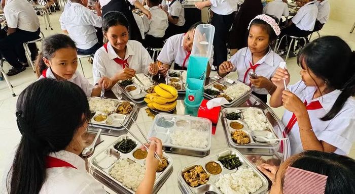 Đảm bảo dinh dưỡng từng khẩu phần ăn của học sinh. (Ảnh: T.H)