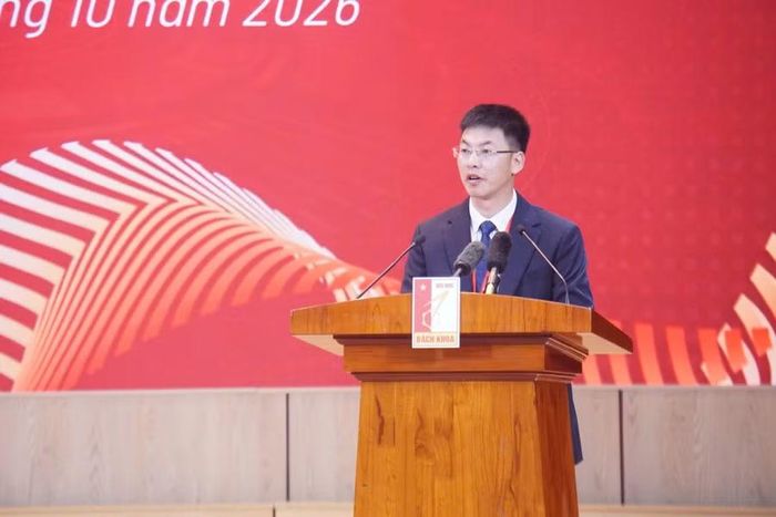 Ông Trần Việt Hùng, sáng lập GotIt! – đại diện cựu sinh viên Đại học Bách khoa Hà Nội phát biểu.