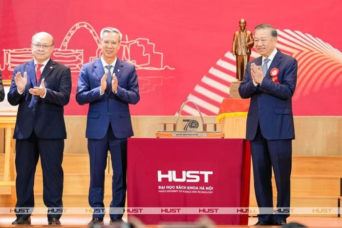 Đại học Bách khoa Hà Nội trao tặng quà lưu niệm tới Tổng Bí thư, Chủ tịch nước Tô Lâm.