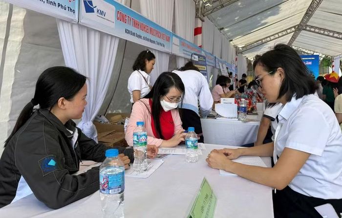 Người lao động tìm hiểu thông tin tại phiên giao dịch việc làm tổ chức tại xã Vĩnh Tường, tỉnh Phú Thọ.