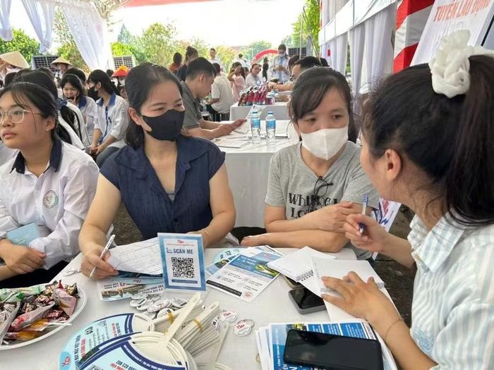 Người lao động được tư vấn trực tiếp tại phiên giao dịch việc làm tại xã Vĩnh Tường.