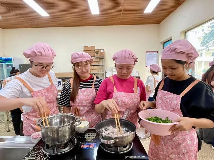 Sinh viên Cao đẳng Mầm non K62 thực hành kỹ năng chế biến món ăn phục vụ trẻ.