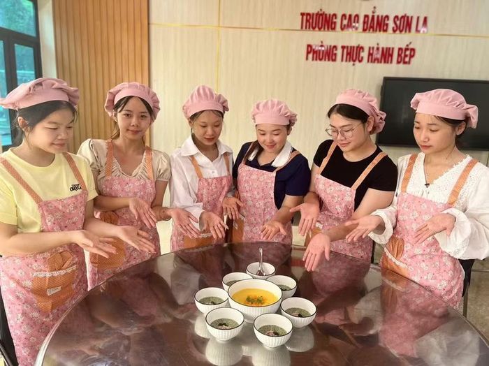 Sinh viên Trường Cao đẳng Sơn La hoàn thành các món ăn dành cho trẻ mầm non.