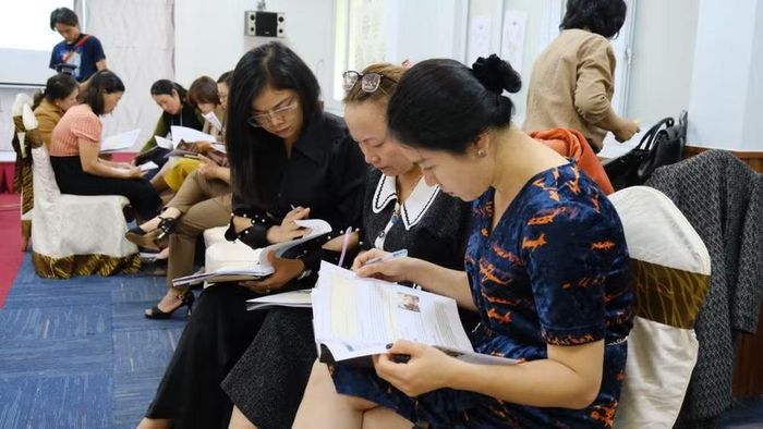 Giáo viên nghiên cứu tài liệu trong khuôn khổ các hoạt động phát triển chuyên môn của Dự án TALK.
