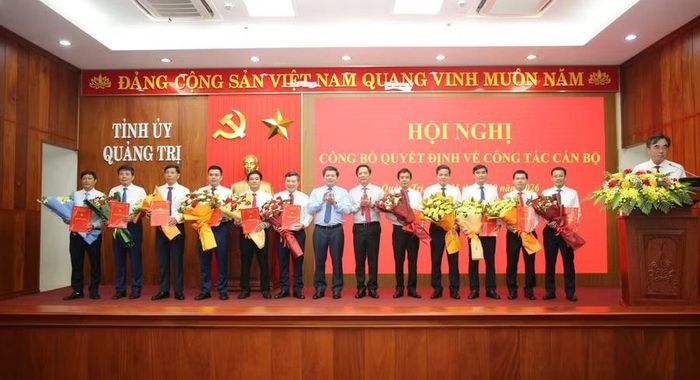 Ông Trần Vũ Khiêm, Phó Bí thư Thường trực Tỉnh ủy và ông Hoàng Nam, Phó Chủ tịch UBND tỉnh trao quyết định và tặng hoa chúc mừng các cán bộ được phân công nhiệm vụ mới. Ảnh: NCS