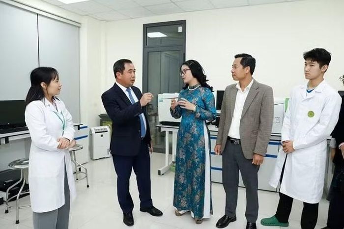 Giáo sư Nguyễn Thị Lan cùng Bộ trưởng Trần Đức Thắng tham quan trung tâm nghiên cứu của Học viện Nông nghiệp, đồng thời lắng nghe định hướng phát triển trong thời gian tới nhằm bắt kịp xu thế hội nhập quốc tế của người đứng đầu ngành Nông nghiệp và Môi trường. Ảnh: Khương Trung.