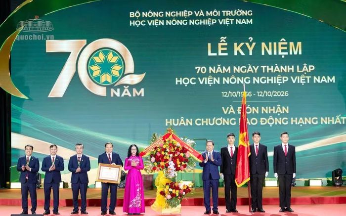 Chủ tịch Quốc hội Trần Thanh Mẫn trao Huân chương Lao động hạng Nhất tặng Học viện Nông nghiệp Việt Nam.