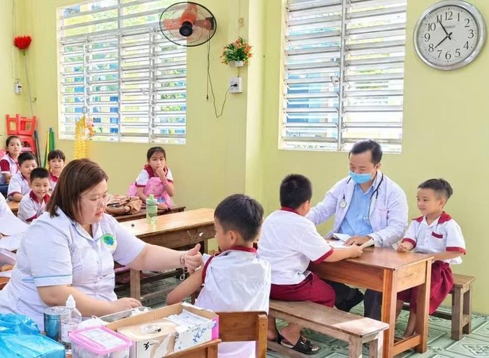 Nhân viên Y tế tiêm chủng vắc-xin cho học sinh lớp 2, Trường Tiểu học Phú Hòa (xã Phú Hòa, tỉnh An Giang).
