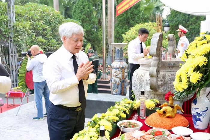 Phó Chủ tịch Thường trực Quốc hội Đỗ Văn Chiến thắp hương trước vong linh các Anh hùng liệt sĩ.