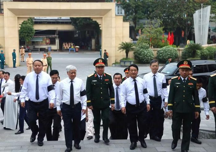 Ông Đỗ Văn Chiến, Phó Chủ tịch Thường trực Quốc hội và các lãnh đạo địa phương.
