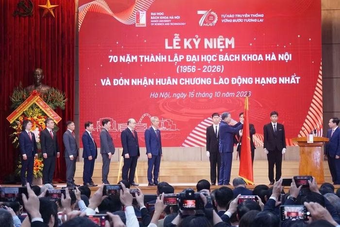 Tổng Bí thư, Chủ tịch nước Tô Lâm trao Huân chương Lao động hạng Nhất cho Đại học Bách khoa Hà Nội.