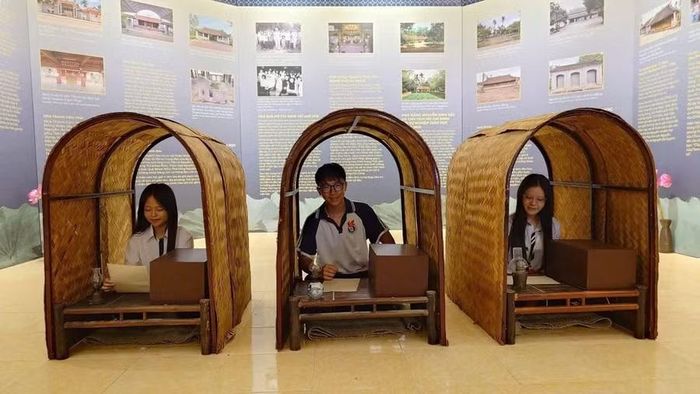 Trải nghiệm lều chõng của sĩ tử xưa tại trưng bày do Trung tâm Hoạt động VHKH Văn Miếu - Quốc Tử Giám tổ chức.